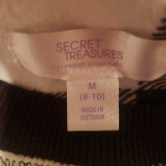 Beautiful long sleeved black and white blouse - Picture 2 of 3